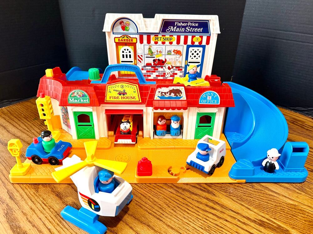 1986 Vintage #2500 Fisher-Price Play Family Main Street near complete 2 ramps